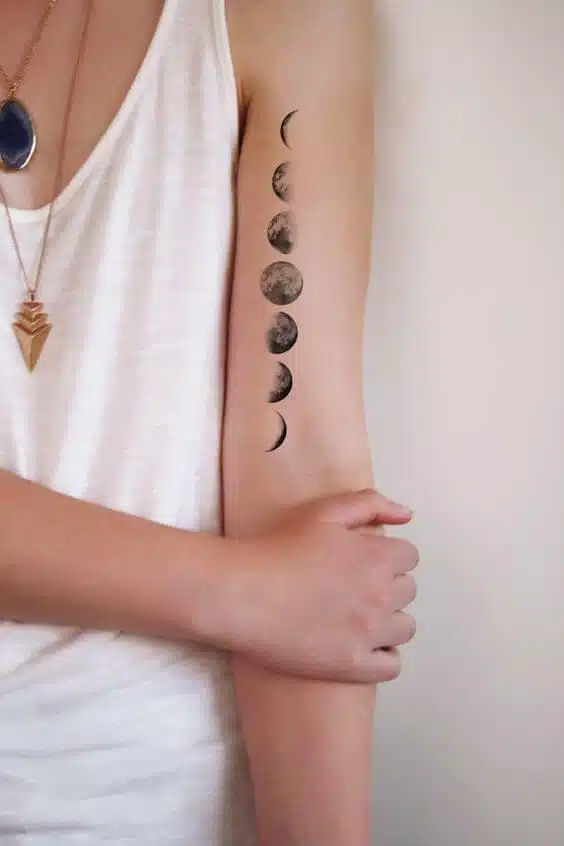 11 Minimalist Moon Tattoo Ideas Youll Want For Your First Tattoo